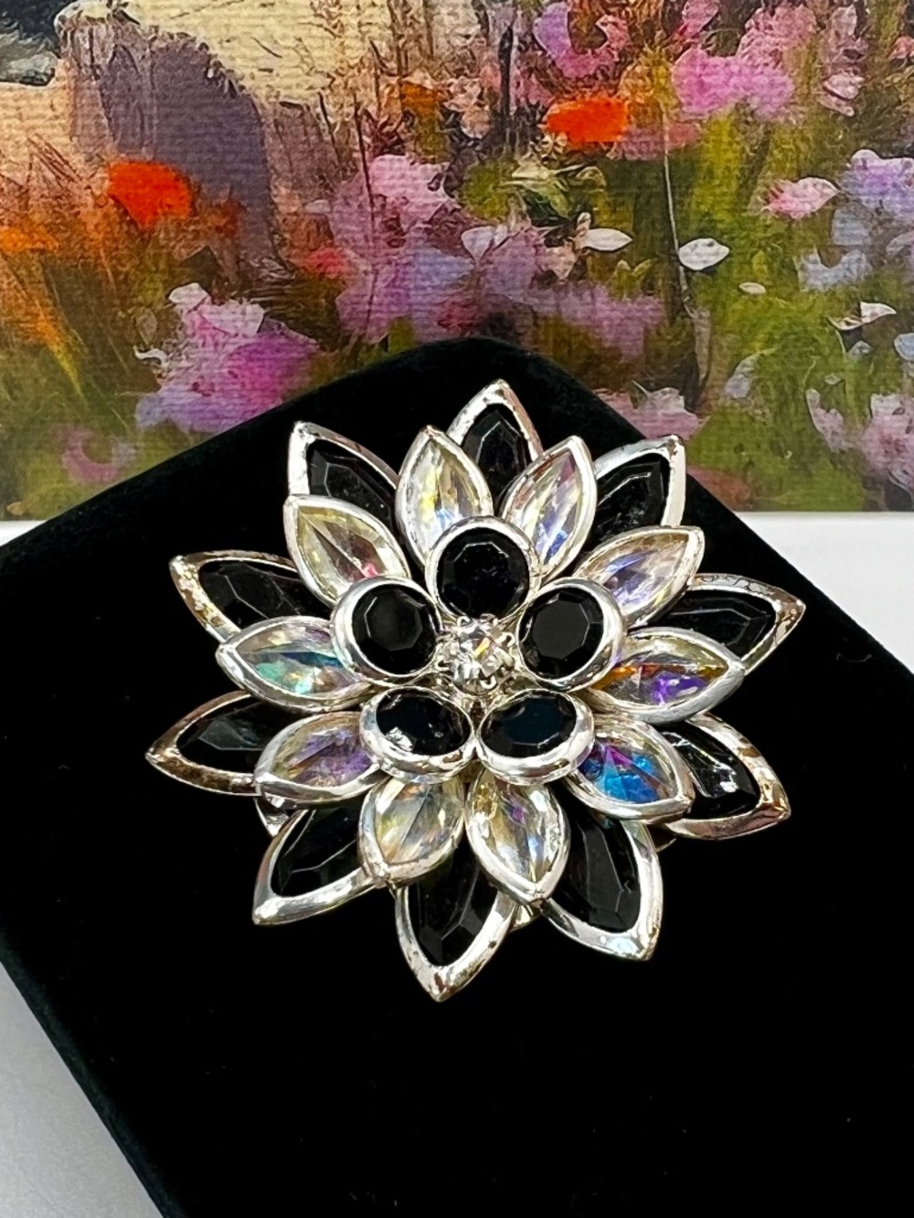 Avon Flower Pin 2005 Bezeled Glass